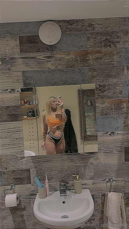 The orange makes my titties pop don’t you think?🥵