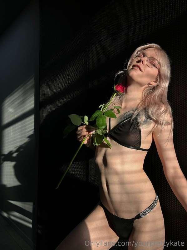 Flowers always make me smile💋🥰Any certain flowers you like, ..