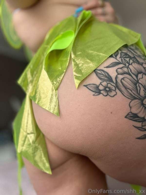 Give her a nice firm grip 😈🍑
