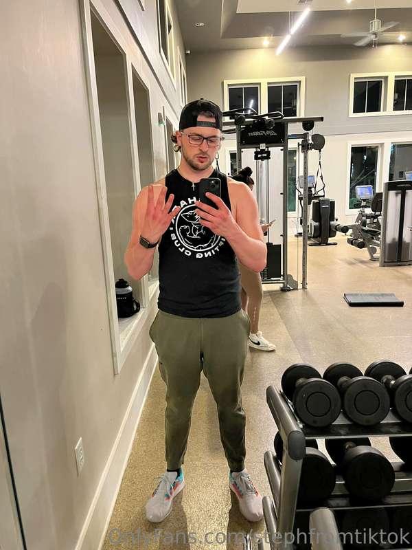 I need more gym fits 😂 joggers weren’t it 😅 75 Hard DAY 4