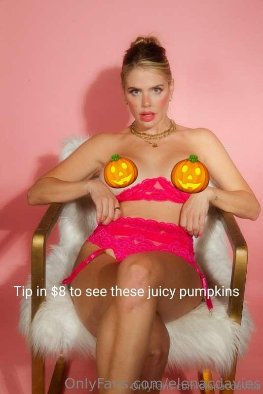Titz McGee over here trying to woo you with my pumpkins 🎃😜😈