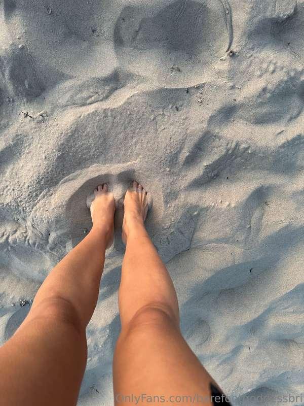 Summer legs for a beautiful Sunday! ☀️ Swipe for toes out of..