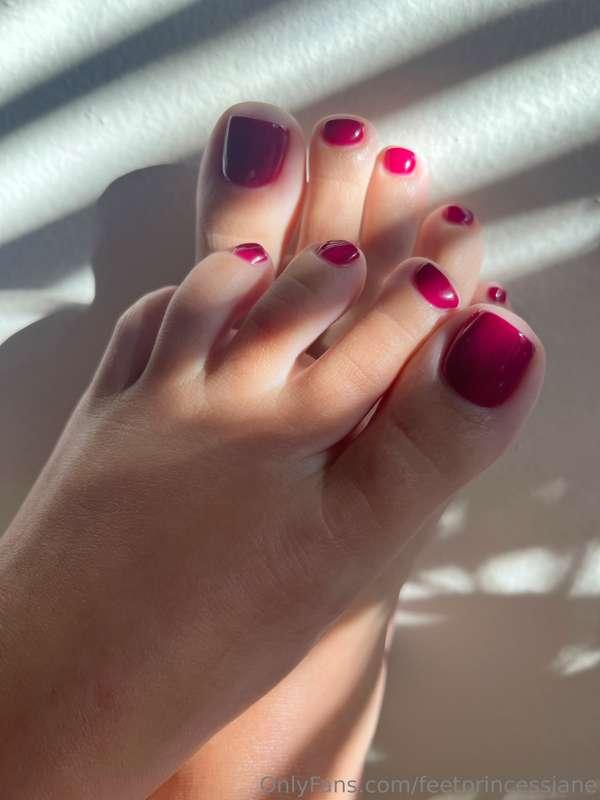 This pedicure is soooo pretty.