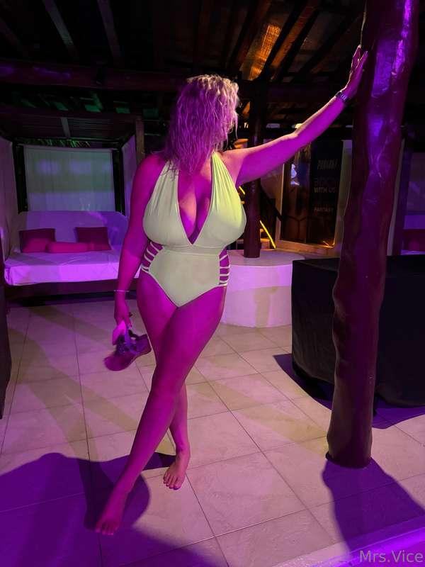 Neon night outfit 😈