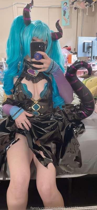 My villain Miku cosplay is here and I immediately tried it on!! First actual cosplay, I can’t wait to take better/lewd pics for this 👉👈 dorky selfies x3