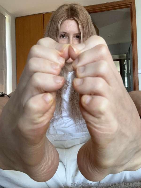 Delicious toes and especially toe naiils for you 🥰