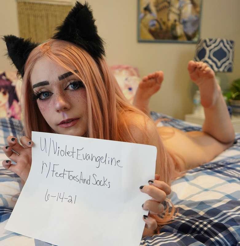 Should I start doing more feet content? A bunch of people ha..