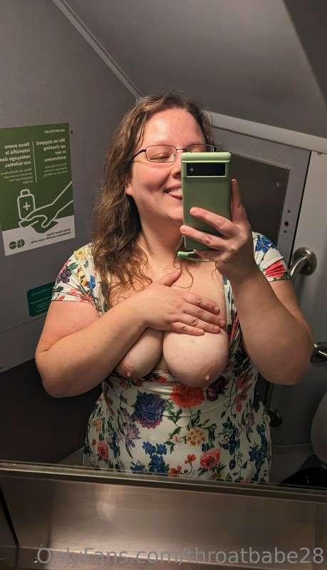 Train titties 🚂 as I make my way to a hopefully new and fun ..