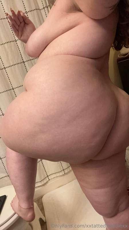So fucking thick 🥵🔥 who wants to spread these cheeks for me ..