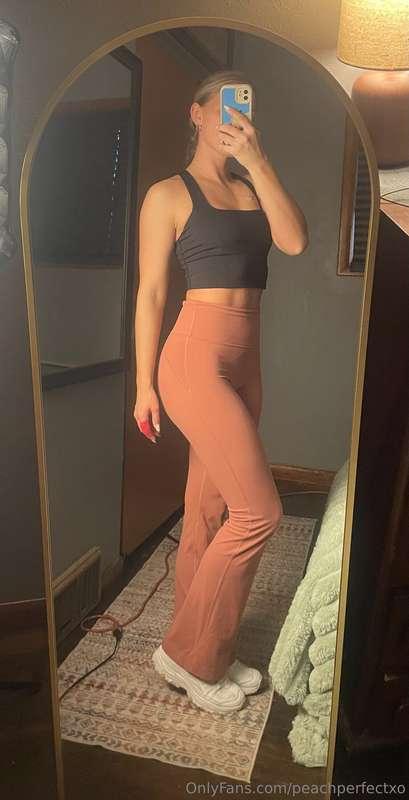 Yesterday’s gym fit including the super cut finger bandage :..