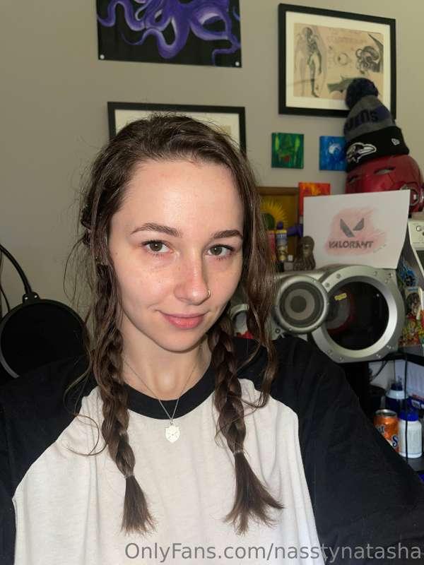 wanna come play games with me?? should i livestream while pl..