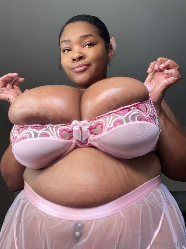 Do you love oily tits and ass? 🥵  Unlock this post and show ..