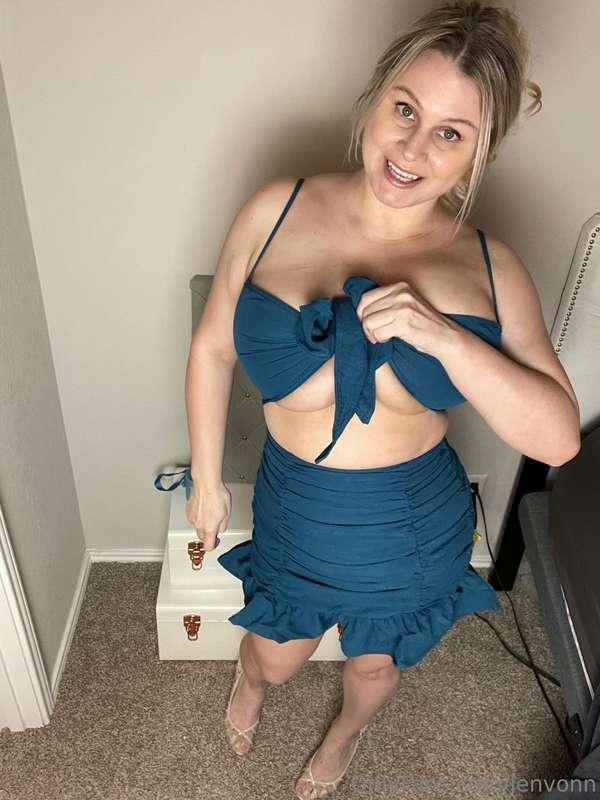 Just a little tease... wanna see more? 😘 slide to my DM :)