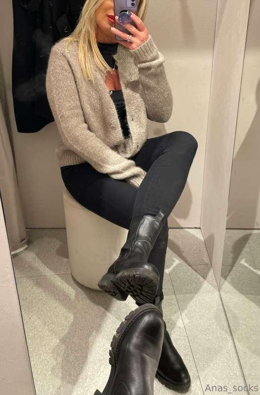 In the changing room 🛍️  Hit ❤️ if you would like to join me..