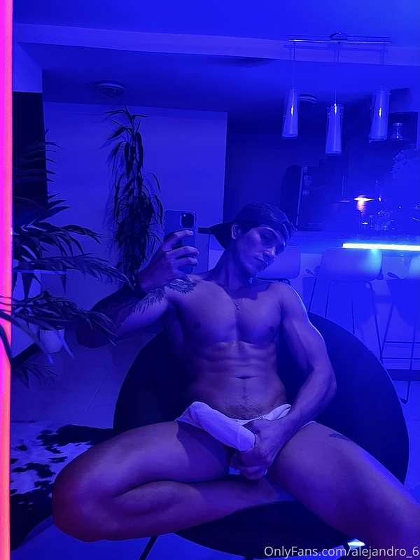 Estas luces me ponen caliente 🔥🍆💦
 ¿quieren video ?