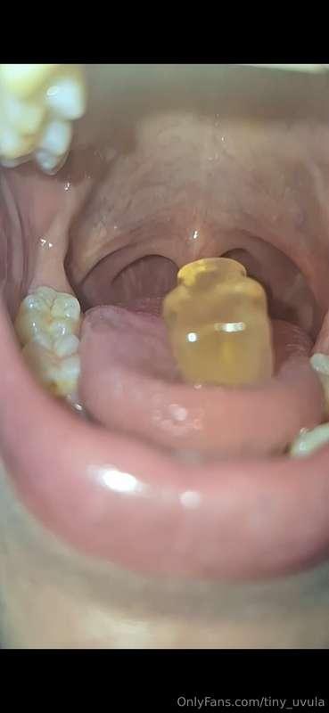 Jelly baby being played with in slow motion. This is a loooo..