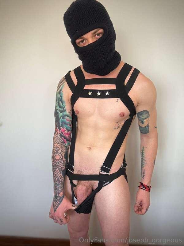 This twink boy is the REAL MASTER CUM 🥵 He loves to play wit..