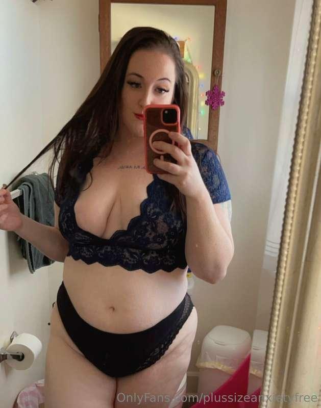 Selling a year subscription to my main OF page @plussizeanxi..
