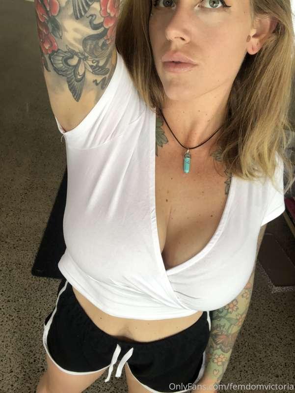 Can’t go wrong with booty shorts and cleavage 😜