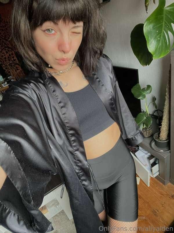 lovin' the morning sun on my black fit🌞