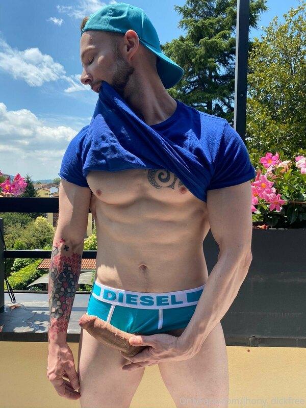 Wanna enjoy my hot tattoed friend @twistforfree ? ??

His pr..