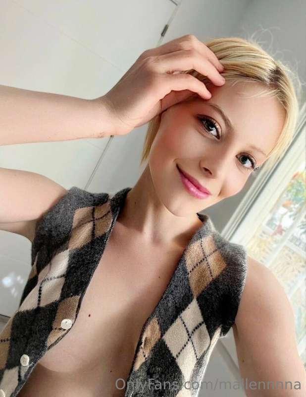 This hot thing @jinnybabe  🍓 is waiting for you❤️ Her pussy ..