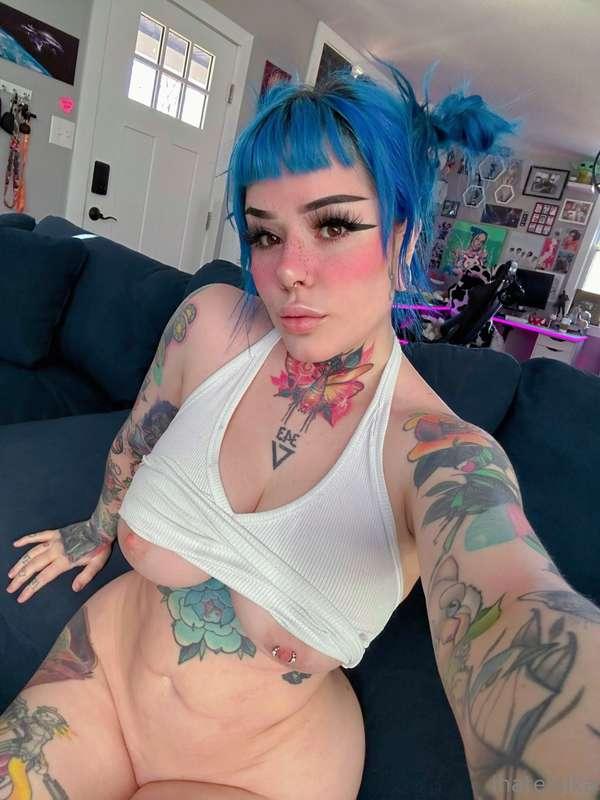 happy wednesday everyone!!💙 i’m about to shoot some customs ..