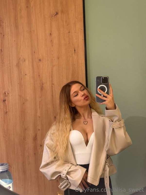 Its getting warmer outside🥰 What is you outfit for today?😉