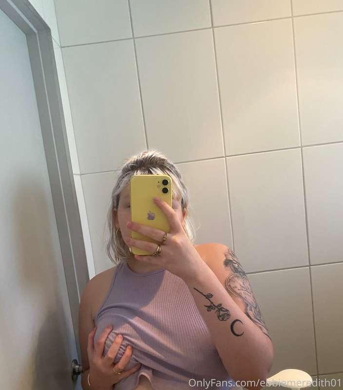 Come message me. I’ll remove my hand and shirt for you! Xx