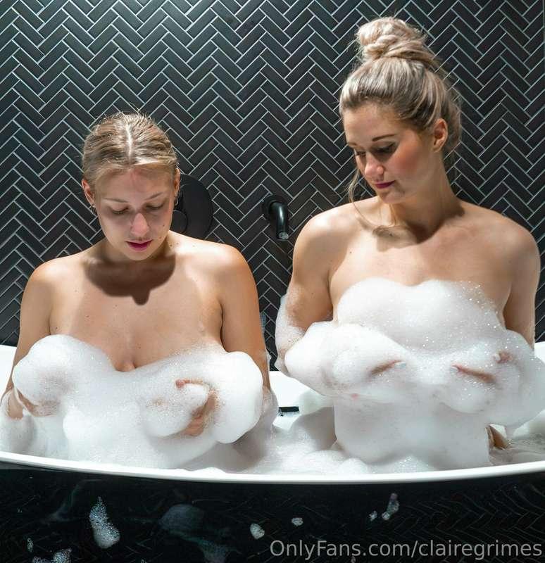 Bath time with @araefitness... wanna join?