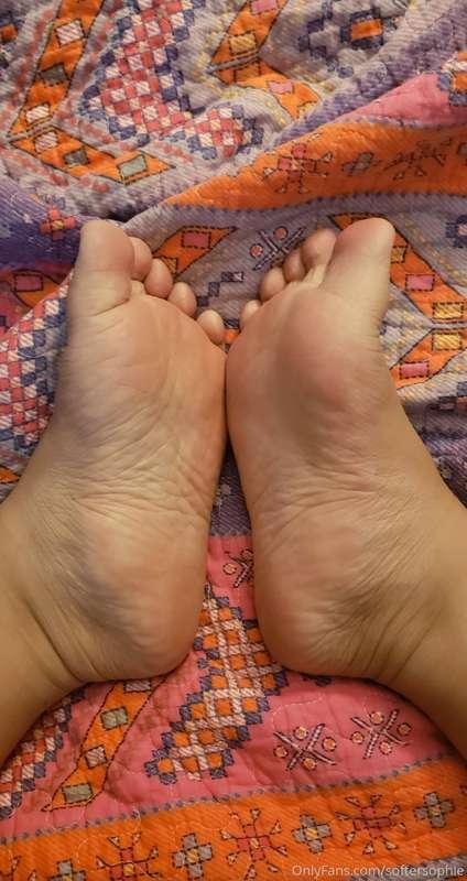 For those who have always wanted to see my stubby lil feet 💁..