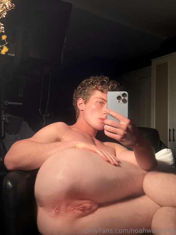 roommate out of town so i get to take nudes in THEIR room
