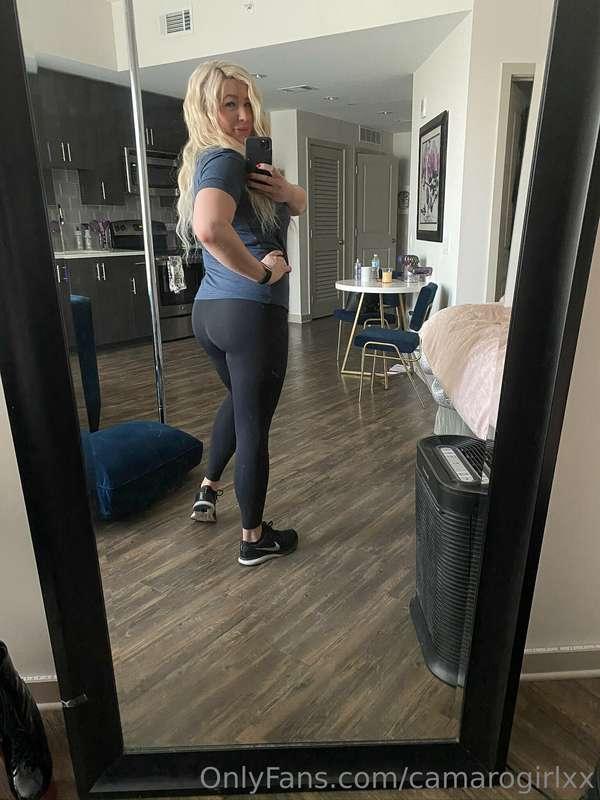 Ready for a nice Sunday walk... do you think my leggings mak..
