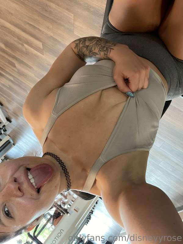 Check your dms for a premium snap deal!!

I’m sweaty at the ..