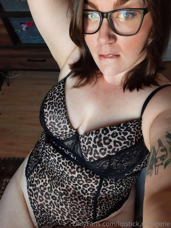 lipstick.n.lingerie image #0