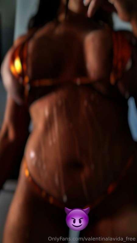 Watch how the icing drips💦💦over my 🔥🥵 body and I first lick ..