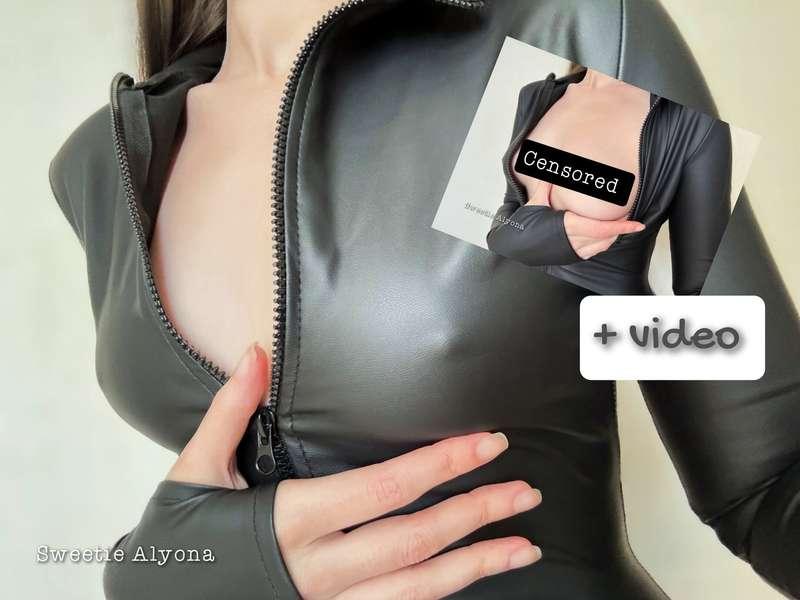 Your naughty Goddess in leather catsuit 😈3 pics ( pokies and..