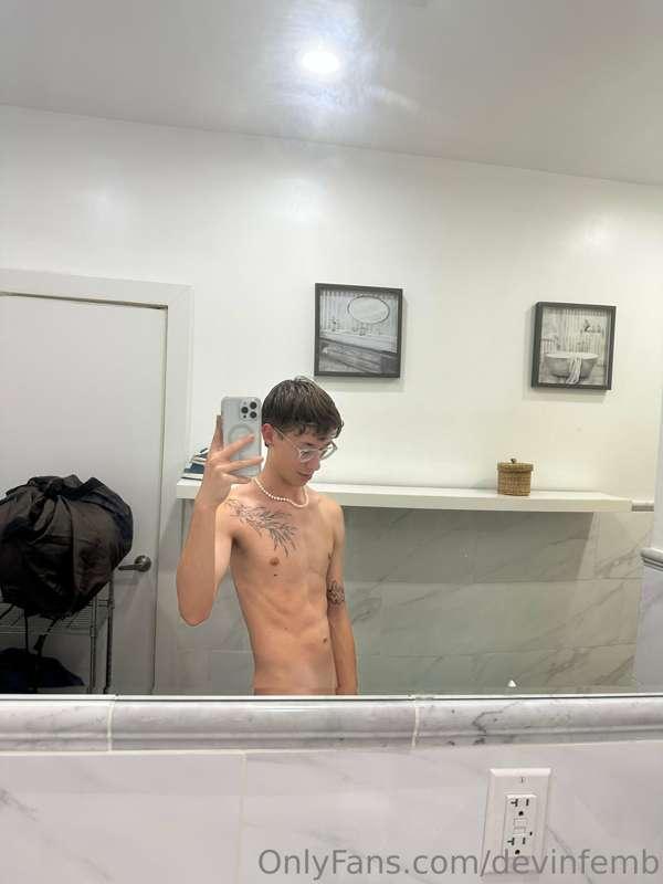 Love jerking in bathrooms! who wants me to bust everywhere w..