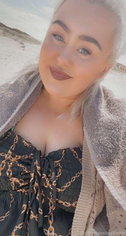 Playing with my boobs on a public beach 🤤