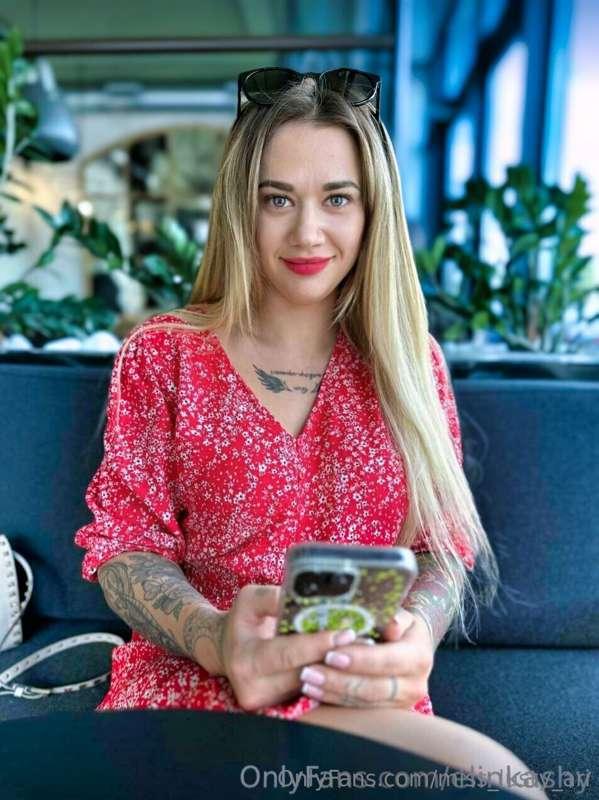 Would you like to cum on her 
@elinkashy pretty face?😈 You'r..