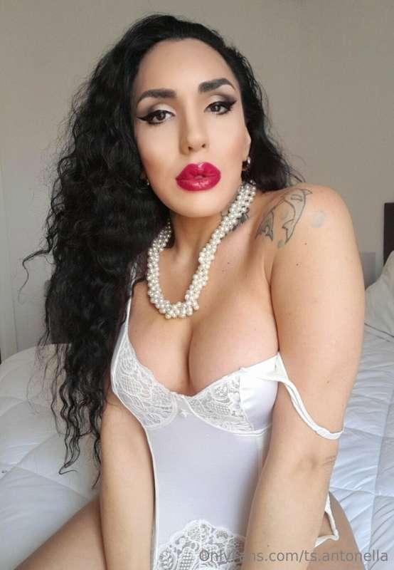 I'm proud to be a woman and embody my femininity every day 🤍