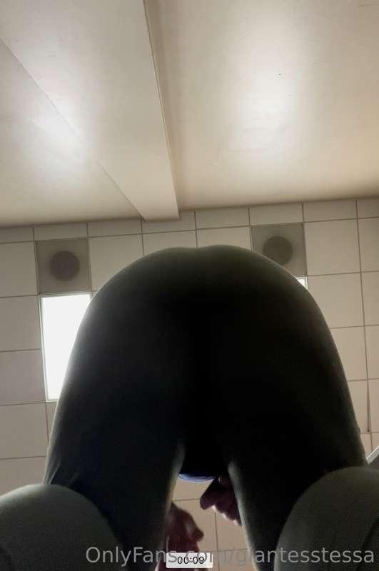 New butt crush content. Dms only;) who’s going to be my next..