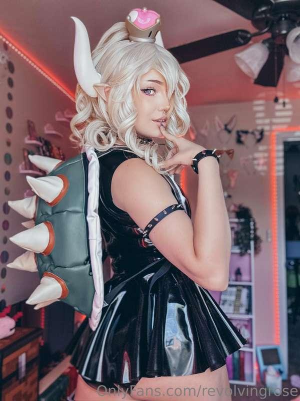 **Latex Bowsette** 🖤

Finally got my peplum belt and turtle ..