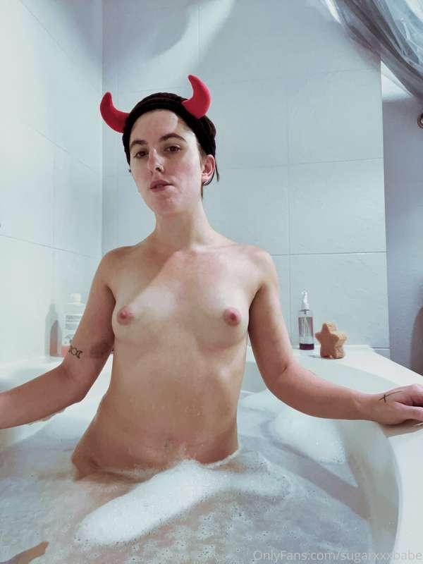 Bare naked lady🥵Tip me for exclusive pics in DMs❤️