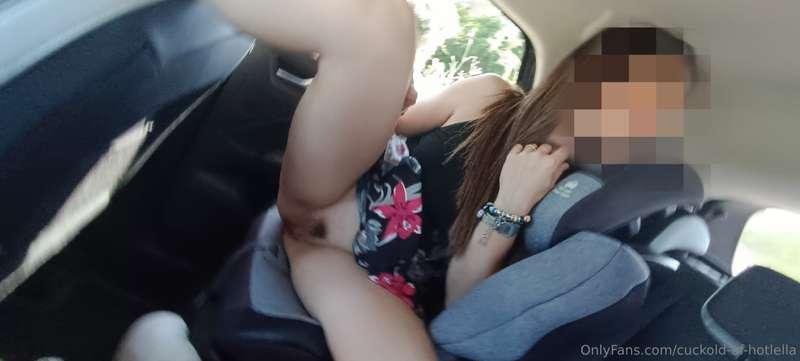 Cosa sarà successo in quell'auto in pieno giorno con @hotlel..