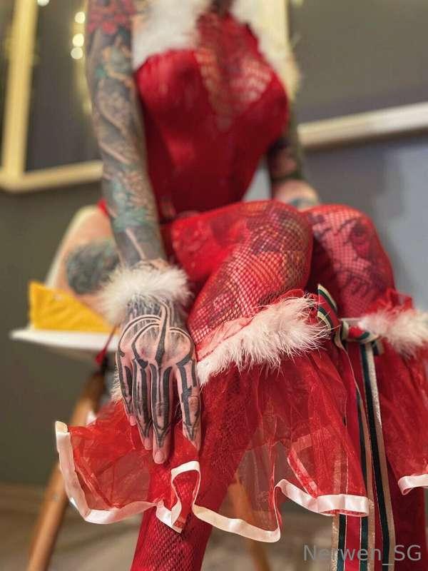 Do you like girls in red?😏