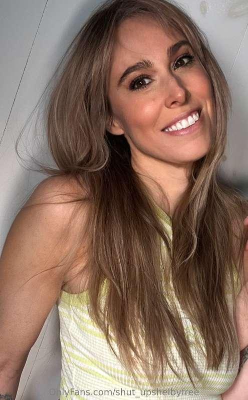 You're never fully dressed without a smile 🥰