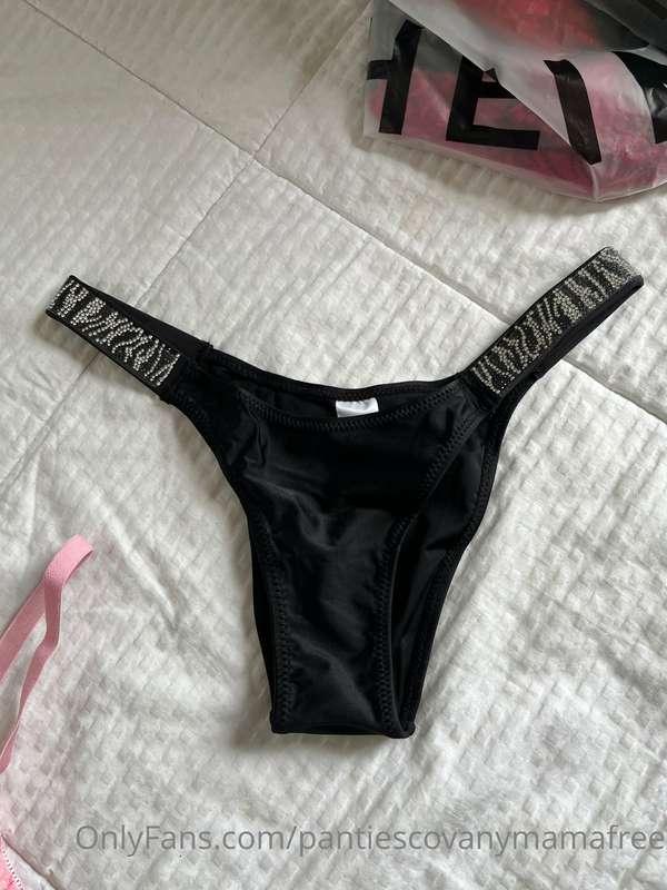 J’ai pour toi un beau String noir avec des brillants sur les..
