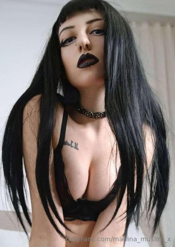 The hottest goth girl @angelinadark🌶just started her sex lif..