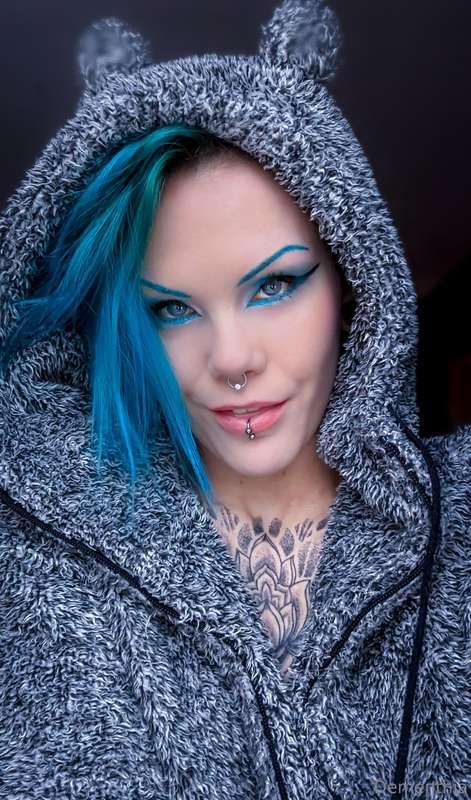 My day yesterday! ;D
✨ Put on some colorful makeup to match ..